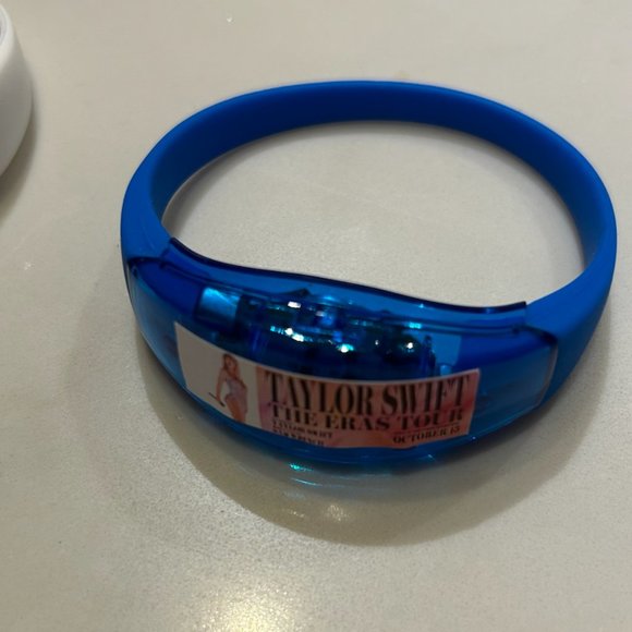 Taylor Swift Concert Film Light Up Wrist Band - Buy for your MOVIE Experience ! - Picture 6 of 13